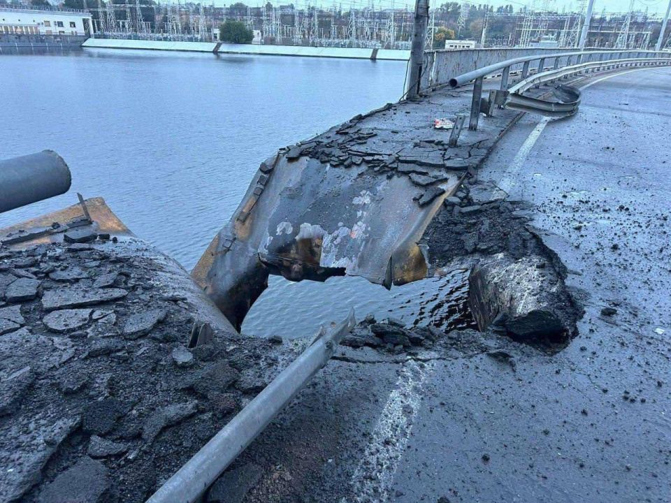 ВС РФ ударили по ДнепроГЭС: разрушена дамба, движение перекрыто