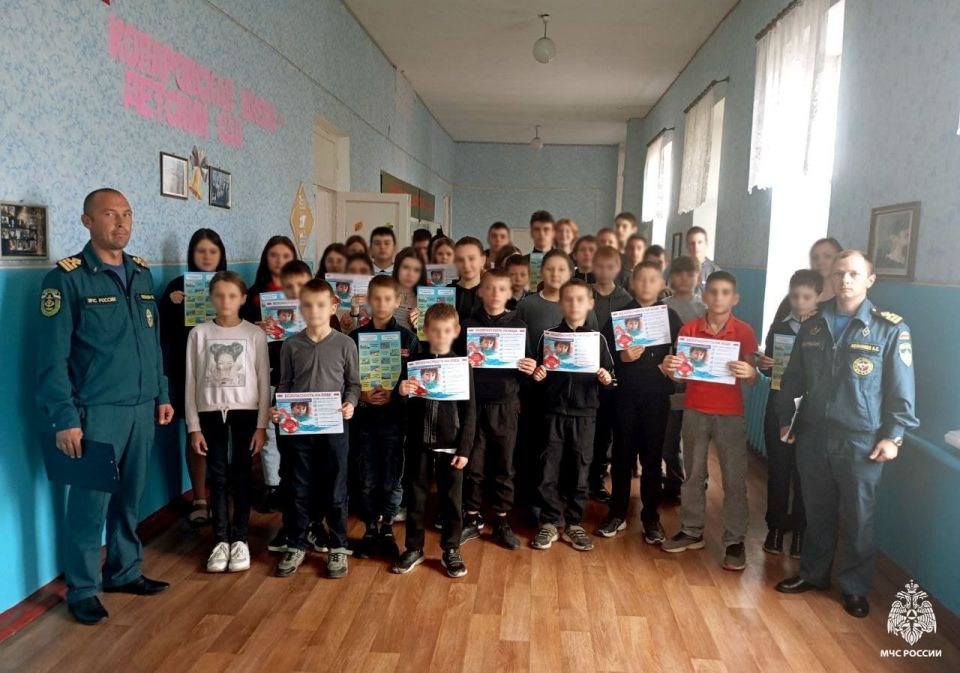 Специалисты Центра государственной инспекции по маломерным судам МЧС России провели открытые уроки в школах Приморского района