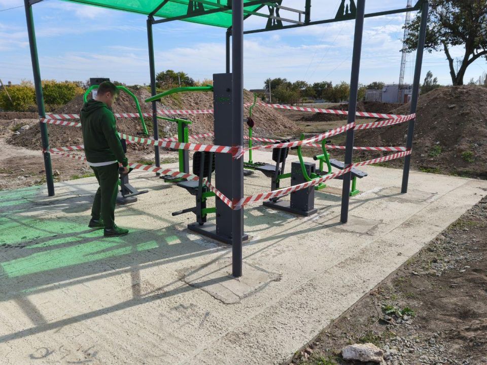 В Акимовском районе активно ведутся работы по благоустройству территории у Дома культуры "Новоданиловка"