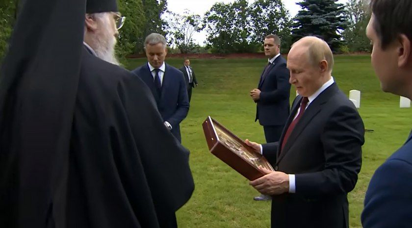 Военные подарили Путину на день рождения иконы, которые спасли бойцов СВО