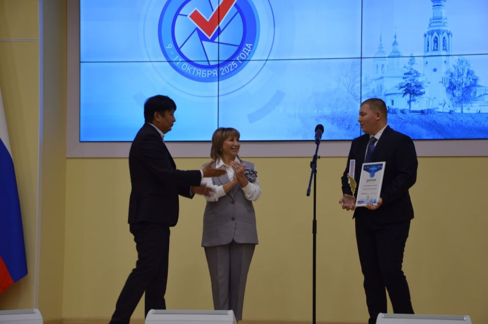 Председатель Избирательной комиссии Запорожской области Галина Катющенко, вручая приз одному из победителей конкурса, поблагодарила организаторов, принимающую сторону гостеприимной Вологодской области и выразила надежду на...