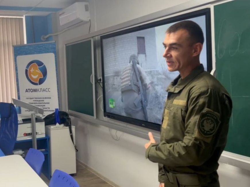 Для старшеклассников школы №5 казаки Энергодарского казачьего общества им. Александра Невского совместно с Центром военно-спортивной подготовки "ВОИН" провели показ и обсуждение фильма "Казаки"