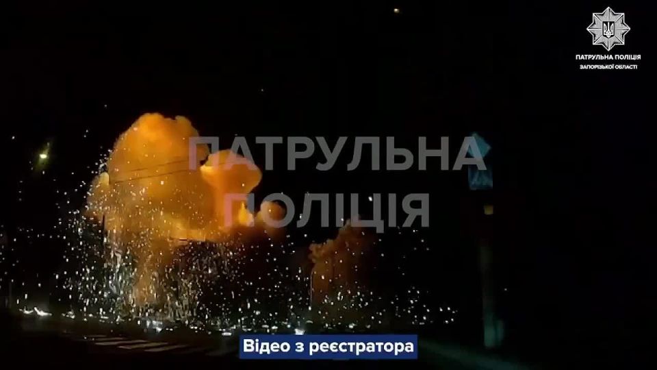 Кадры падения одного из барражирующих боеприпасов с новой зажигательной боевой частью в Запорожье в ходе ночного удара