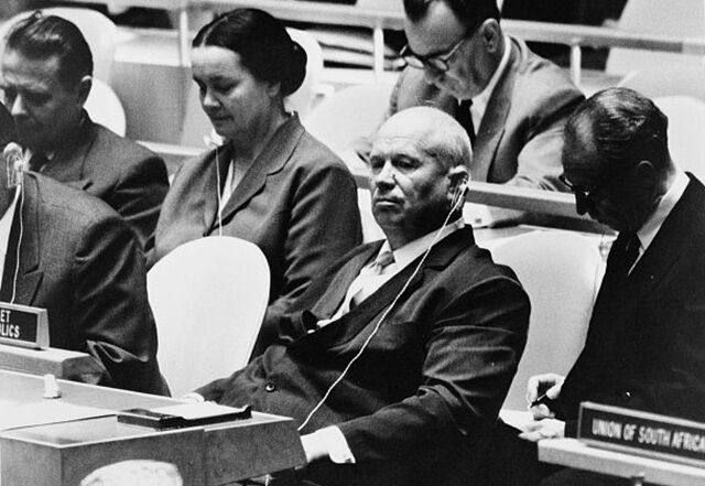 это было сегодня.... 12 октября 1960 г. состоялось знаменитое выступление Н.Хрущёва на заседании Генеральной Ассамблеи ООН Никита Хрущев в зале Генеральной Ассамблеи ООН в сентябре 1960 года (фото Уоррена К. Леффлера...