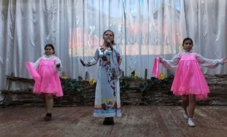 В преддверии Дня работника сельского хозяйства сотрудники Елизаветовского сельского клуба преподнесли односельчанам душевный подарок - праздничное поздравление, сотканное из любви к родному краю и гордости за его тружеников