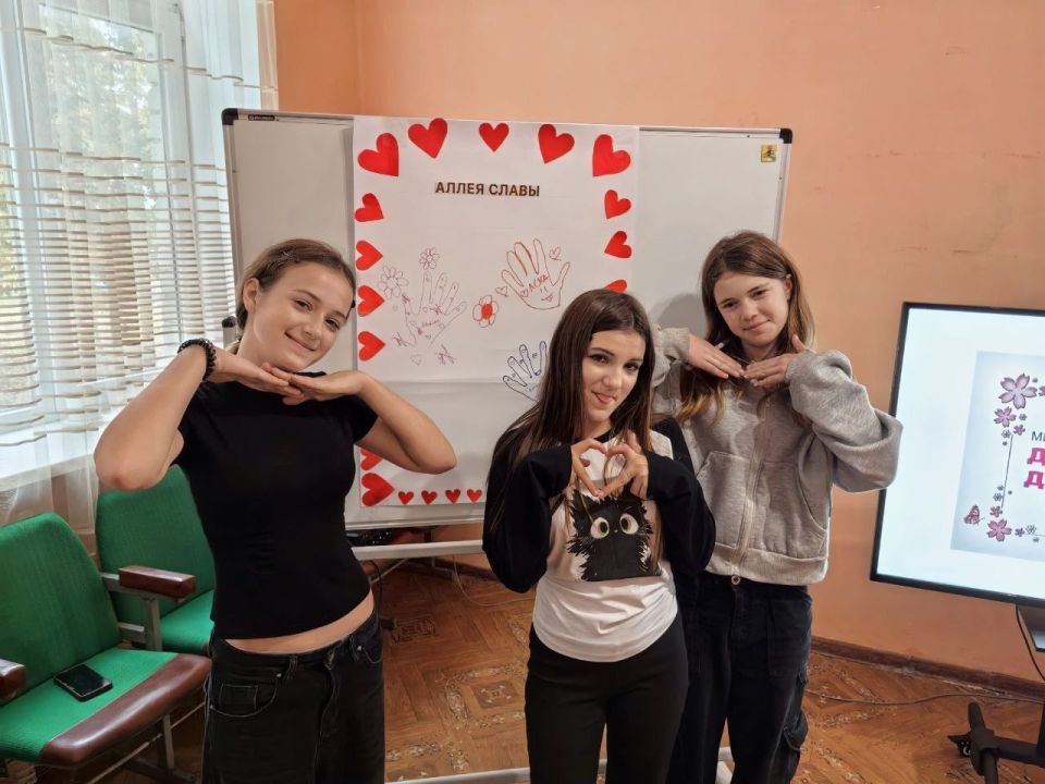 В Борисовском сельском клубе на прошлой неделе заведующая Э.М.Ликина и художественный руководитель Т.С.Еременко провели увлекательное мероприятие, посвященное Международному дню девочек, который приходится на 11 октября