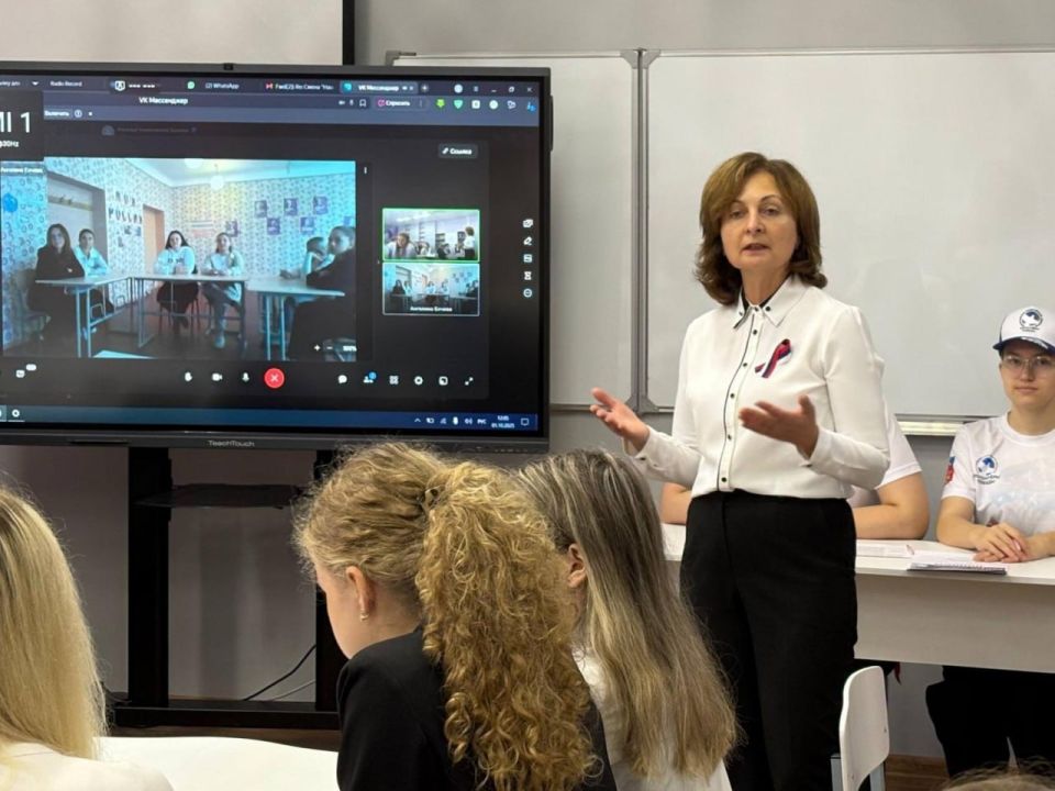 Интеллектуальная игра "Родной вопрос" объединила школьников Мурманской области и Приморского округа