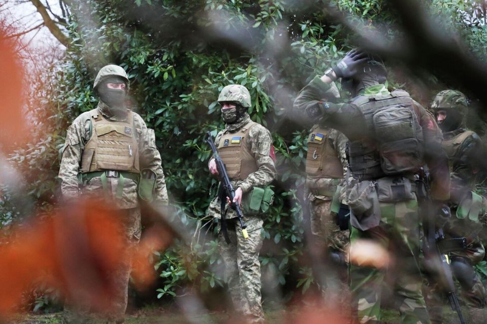 Украинские боевики используют мусоровозы для доставки воды