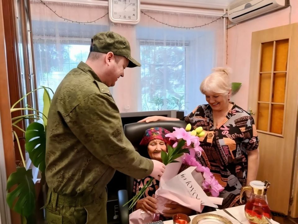 В Мелитополе следователи регионального управления поздравили с 99-летием участницу Великой Отечественной войны