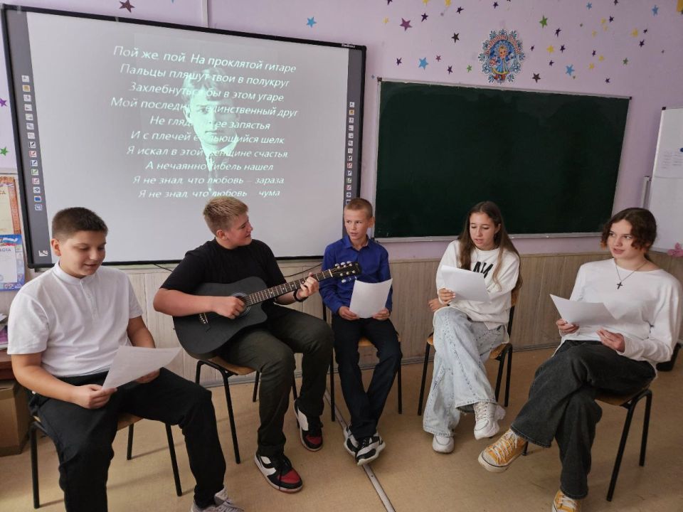 В ГБУ ОО ЗО "СОШ №1" г.Приморск прошёл литературно-музыкальный вечер ко дню рождения С. Есенина «Я сердцем никогда не лгу», который объединил талантливых чтецов и исполнителей и стал настоящим путешествием в мир его поэзии...