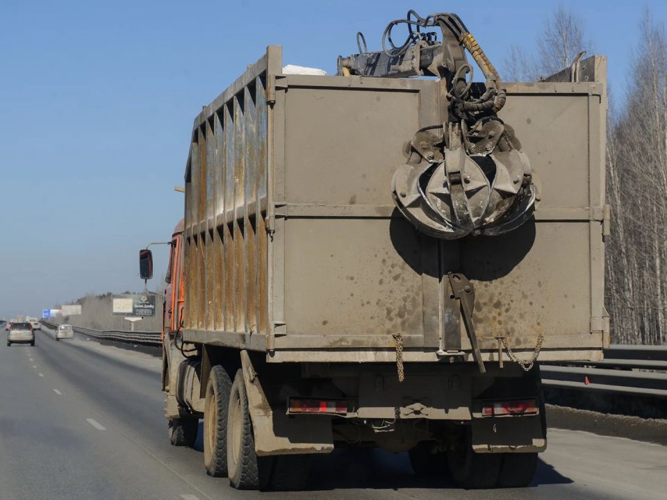 Еду для украинских военных доставляют на мусоровозах