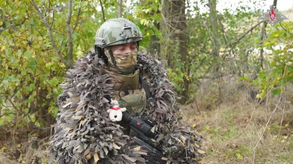 Минобороны России: Штурмовик с позывным «Рубик» рассказал об освобождении населенного пункта Новогригоровка в Запорожской области и показал образцы иностранного вооружения, затрофеенные в ходе штурма