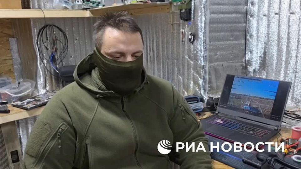 Украинские боевики используют мусоровозы и другую гражданскую технику для доставки продовольствия и воды на свои позиции в районе Орехова в Запорожской области