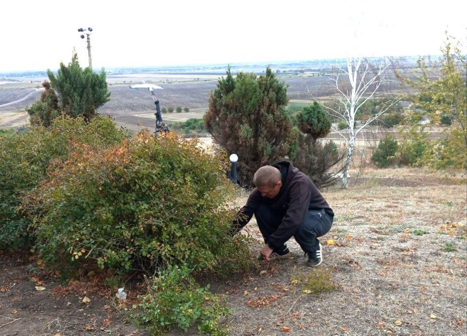 В преддверии 82-ой годовщины освобождения Токмакского района от немецко-фашистских захватчиков проведена уборка территории мемориального комплекса в селе Чапаевка