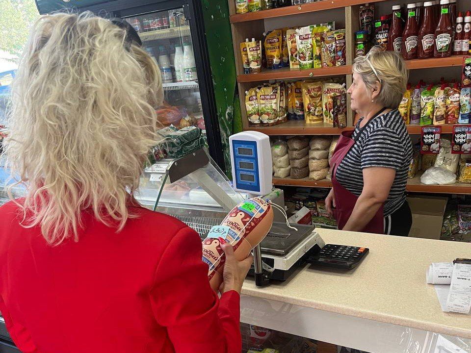 В рамках проекта «Синий ценник» сотрудники территориального отдела г.Молочанск провели мониторинг социальных цен в торговых точках города