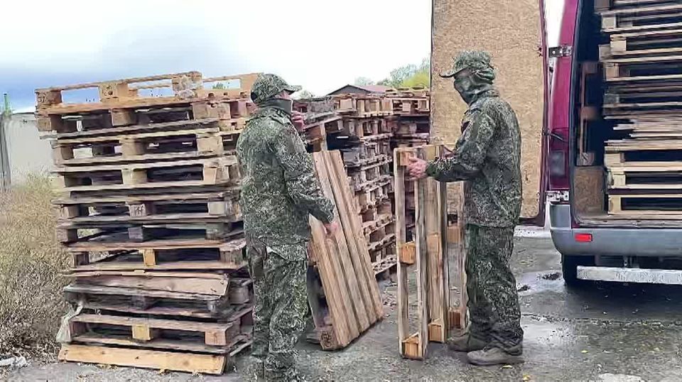 В Энергодаре депутаты и активисты «Единой России» передали строительные материалы военнослужащим