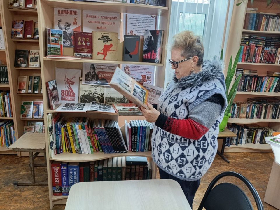 Ко Дню освобождения Запорожской области от немецко-фашистских захватчиков в Молочанской городской библиотеке-филиале оформлена книжная полка «Давайте правнукам скажем правду о войне»