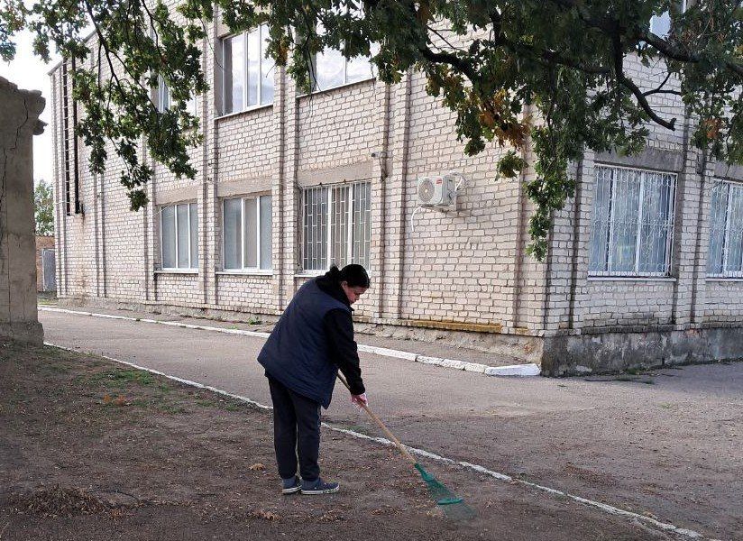 В Токмакском муниципальном округе проводятся работы по благоустройству общественных территорий и памятников военной истории