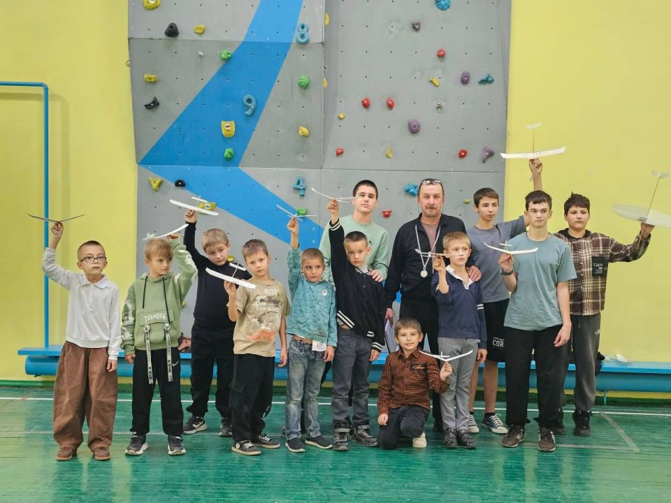 Во вторник, 14 октября, в спортивном зале ГБУ ОО ЗО "СОШ №3" г. Приморск состоялись первые в этом году соревнования на кубок И.Д. Зюзина по запуску летающих моделей самолетов