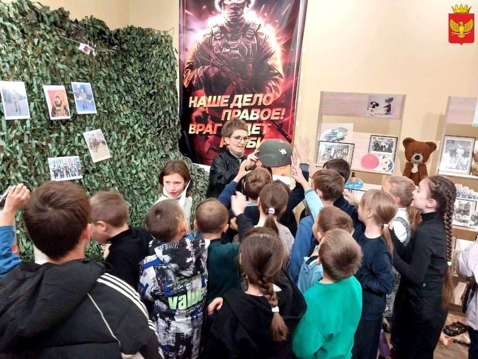 В преддверии Дня отца, который в нашей стране традиционно празднуется в третье воскресенье октября, Приморский краеведческий музей посетила большая делегация юных и любознательных ребят - учеников 2 и 4 классов ГБУ ОО ЗО...