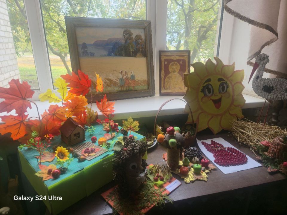 В фойе Надеждинского Дома культуры расположилась выставка поделок из природного материала " Диво-Дивное, Чудо-чудное"