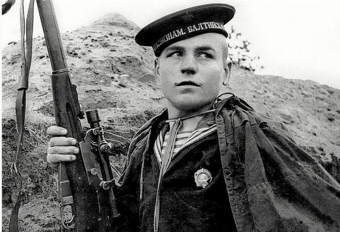 Почему снайпер Антонов стрелял в немцев на переднем краю только под звуки советского пулемета