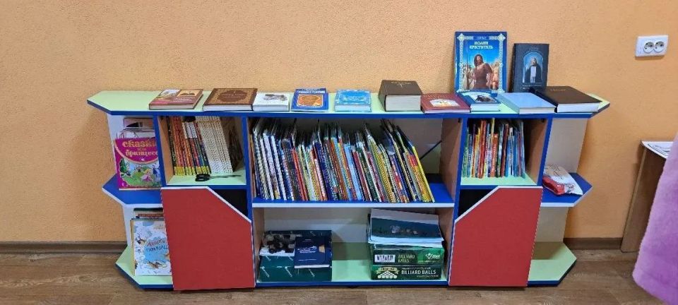 С учащимися Великотерновской средней общеобразовательной школы №33 Акимовского района в стенах Большетерновской сельской библиотеки состоялась беседа на тему: «Образы Богородицы в литературе и поэзии»