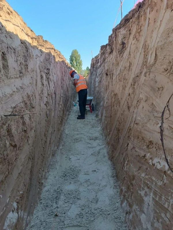 В Днепрорудном продолжается перекладка участка межквартального водовода