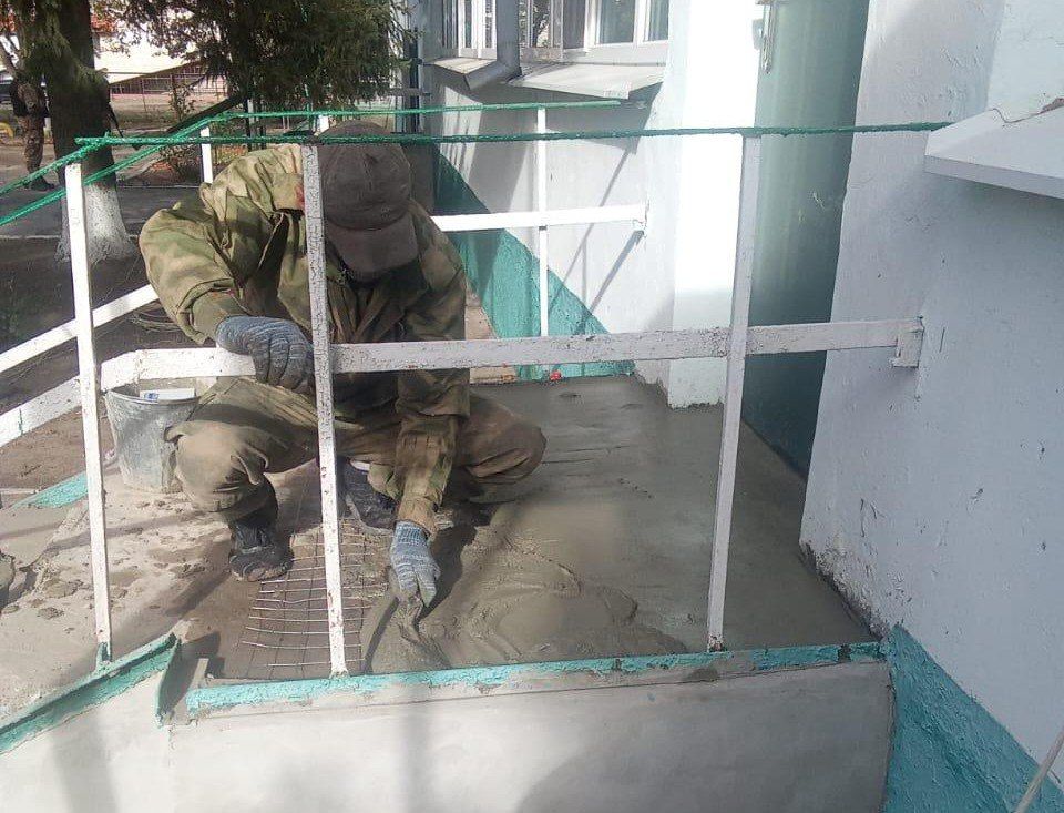 Специалисты из Ингушетии отремонтировали четыре крыльца в детском саду «Тополёк» в Молочанске