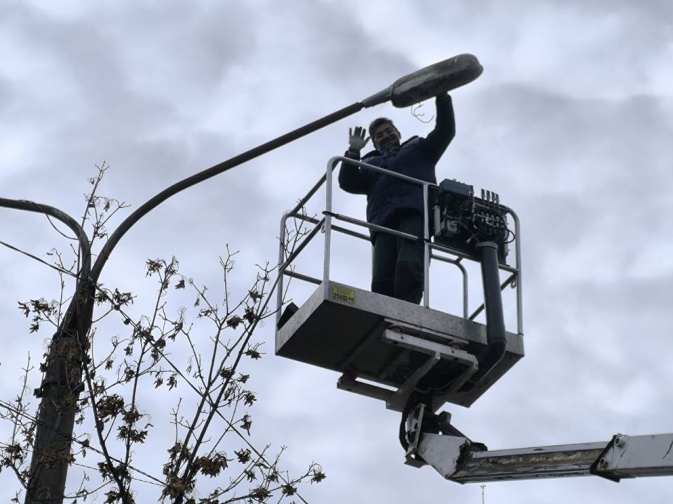 На центральной улице Акимовки меняют сгоревшие фонари