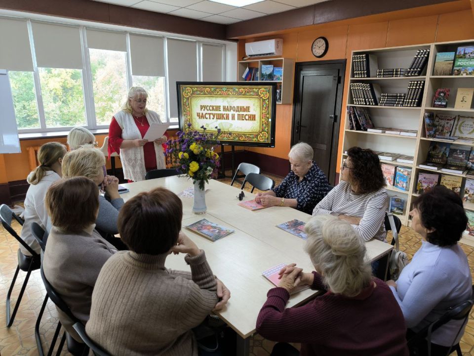 В Токмакской центральной городской библиотеке состоялось тёплое и душевное заседание клуба «Надежда»
