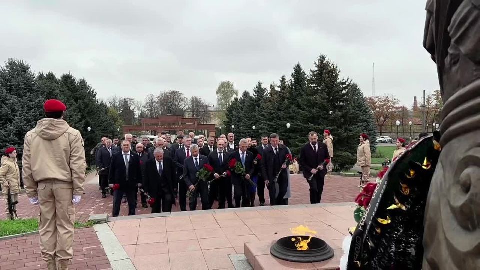 Виктор Емельяненко: В рамках торжественных мероприятий, проходящих во Владикавказе, принял участие в церемонии возложения цветов к Вечному огню на Мемориале Славы