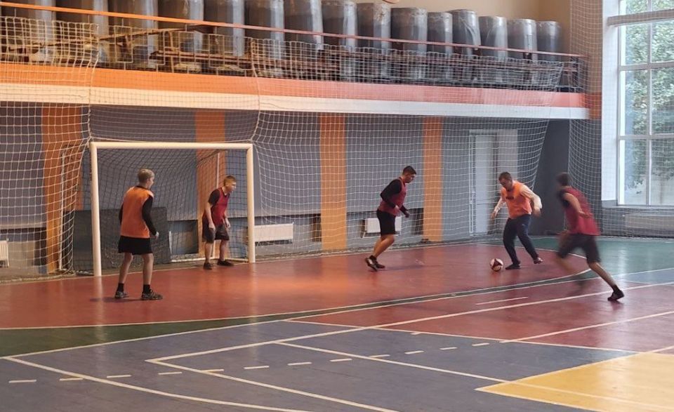 В рамках общероссийской акции «Призывник-защитник» в Спортивной школе г.Токмак прошли увлекательные мероприятия по футболу и волейболу