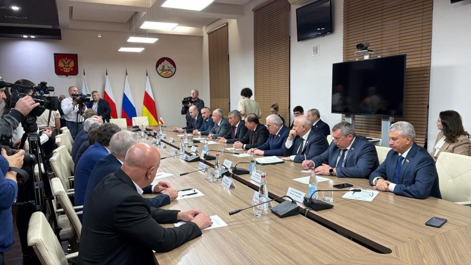 Виктор Емельяненко: В Доме Правительства прошла важная рабочая встреча руководителей делегаций законодательных органов Российской Федерации с Главой Республики Северная Осетия - Алания Сергеем Меняйло и Председателем...