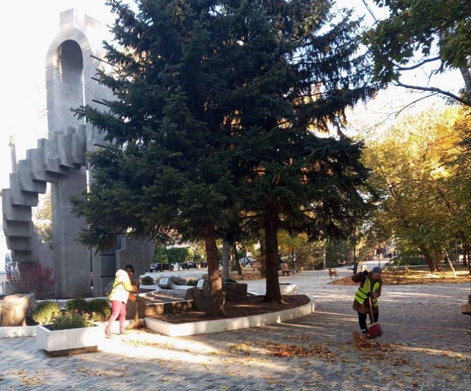 На этой неделе сотрудники МУП УК «Контакт» выполнили целый комплекс работ по благоустройству Токмака