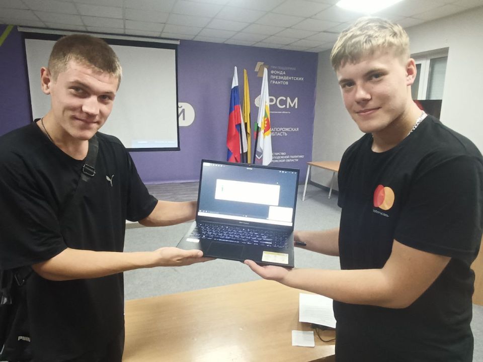 С целью информирования подрастающего поколения о нововведениях в правилах дорожного движения (ППД) в рамках собрания, организованного сотрудниками отдела молодёжи и спорта администрациией Акимовского муниципального округа...