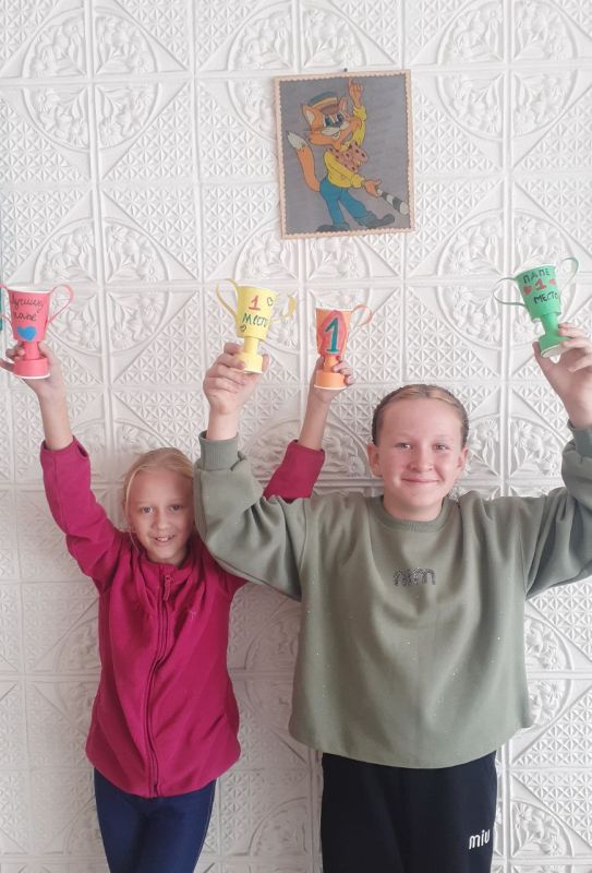 Чернозёмненский СДК совместно с сельской библиотекой организовали мероприятие для детей, на котором изготовили поделки "Кубок для папы"