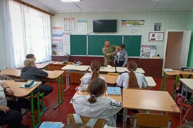Росгвардейцы проводят уроки мужества для школьников Запорожской и Херсонской областей