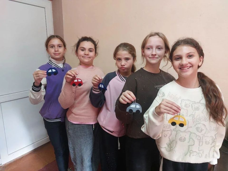 Он защитник и герой,. За меня стоит горой