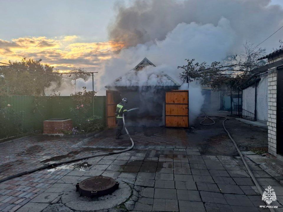 В Запорожской области в Приморске тушили пожар в гараже частного домовладения