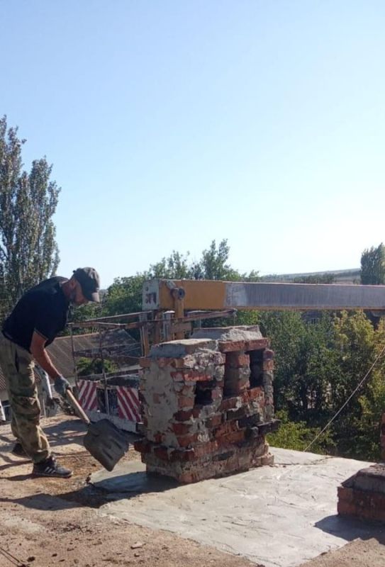 Мастера из Ингушетии заканчивают ремонт крыши в Молочанске по улице Заводской