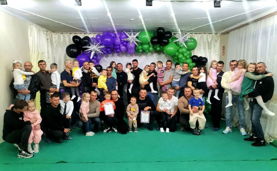 В третье воскресенье октября в России отмечается День отца — праздник, призванный обратить внимание на роль мужчины в воспитании детей и укрепить семейные ценности