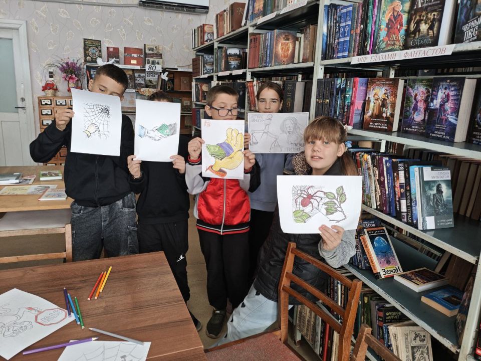 "Паутина коррупции". Атманайский СДК совместно с сельской библиотекой и школой №28 провели конкурс рисунков "Паутина коррупции". Цель этого мероприятия - возможность выразить своё мнение и эмоциональное отношение к такой...