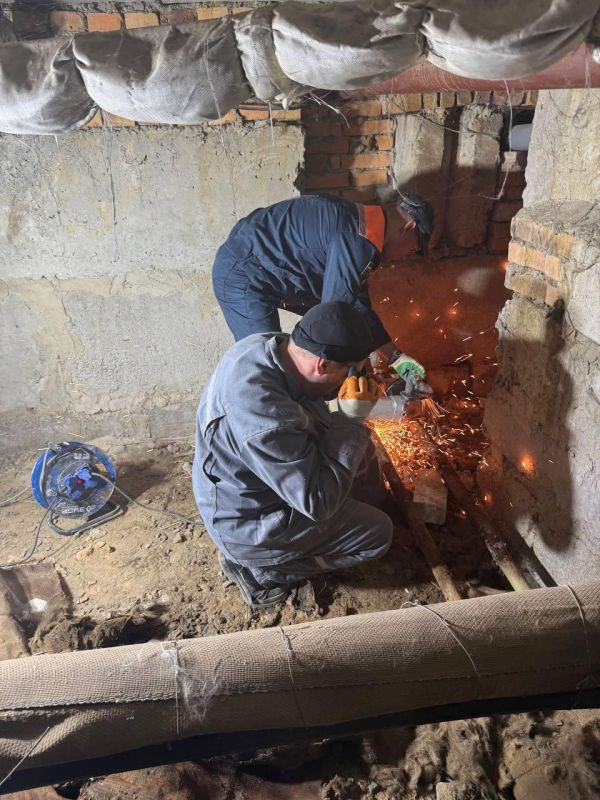 Пензенцы устраняют порыв теплотрассы на одной из улиц Токмака