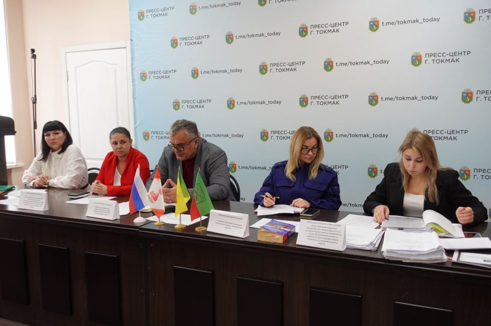 Под председательством первого заместителя Главы Токмакского муниципального округа Дмитрия Беспалова состоялось заседание Комиссии по делам несовершеннолетних и защите их прав