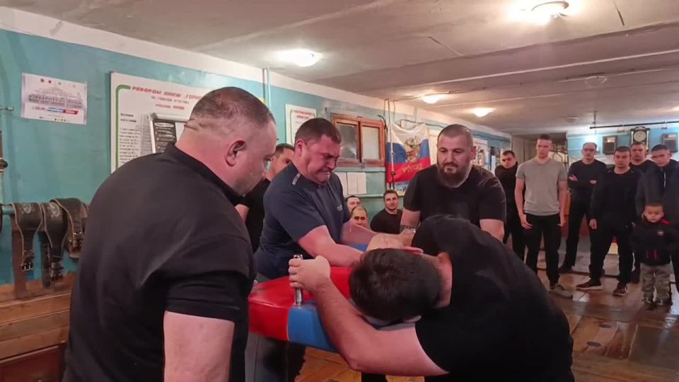 В Днепрорудненском зале тяжёлой атлетики прошло открытое личное Первенство ООО "ДЖРК" по армрестлингу, посвящённое 82 годовщине освобождения Васильевского района от немецко-фашистких захватчиков