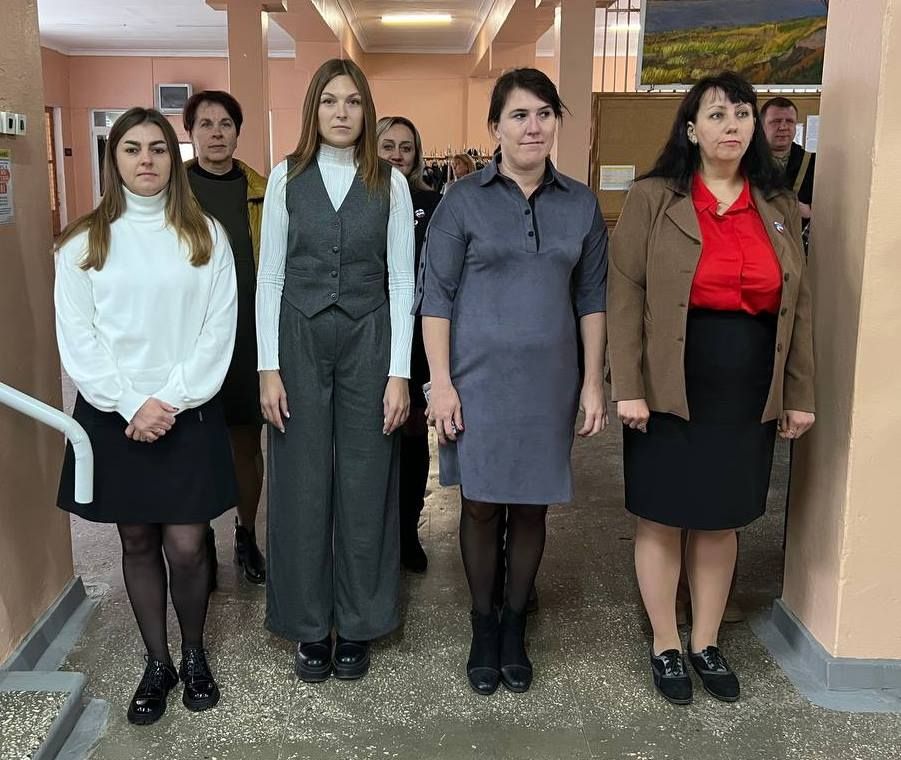 В Днепрорудненском индустриальном колледже рабочая неделя началась с торжественного поднятия флага Российской Федерации