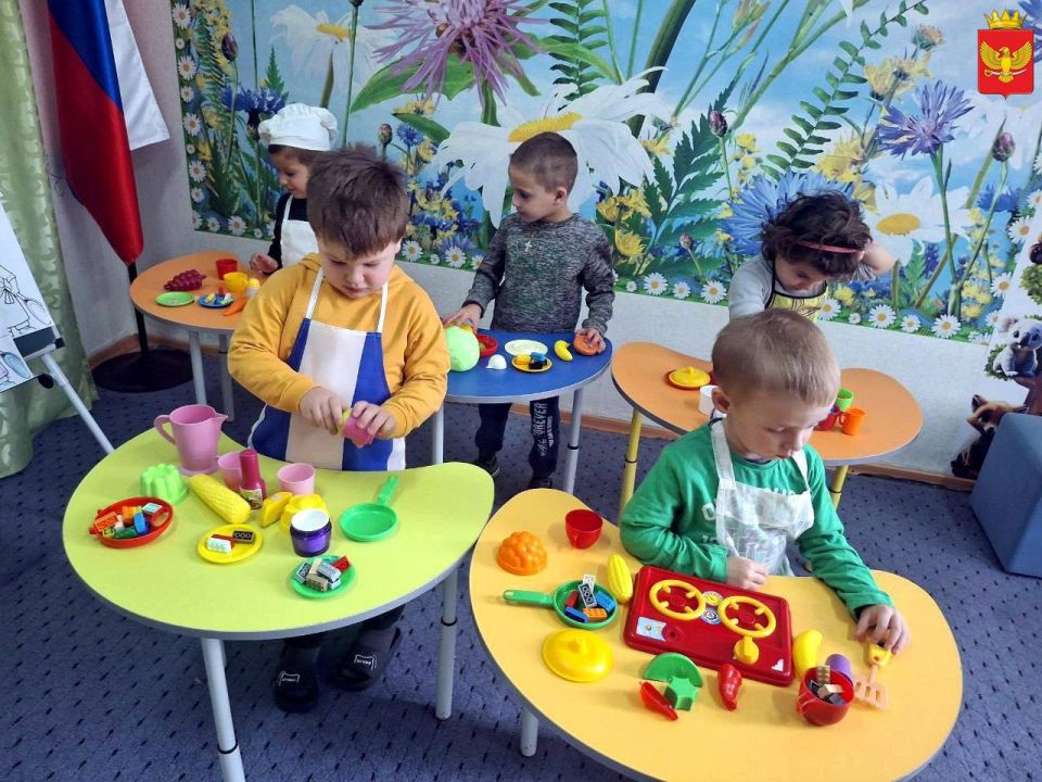 ФОТО ДНЯ. Малыши Вячеславского детского сада "Василек" пробуют себя в роли поваров и подходят к делу со всей ответственностью! Просмотреть обучающую презентацию, надеть передник, разобраться, что из чего готовится и как...