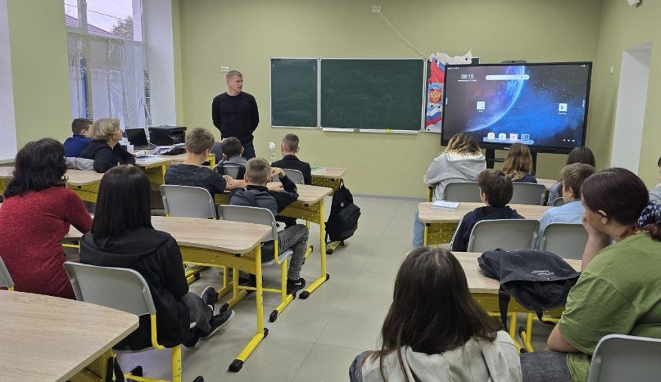 В рамках мероприятий по профилактике правонарушений и террористических угроз сотрудники администрации Токмакского муниципального округа провели встречу с учениками средней общеобразовательной школы № 4 г. Токмак