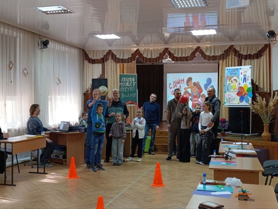 В Днепрорудненской общеобразовательной школе №1 «София» прошло мероприятие, посвященное важному празднику — Дню Отца!